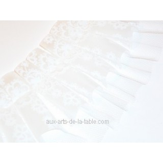 Dentelle fleurie plissée blanche au détail Dentelle fleurie plissée blanche au détail