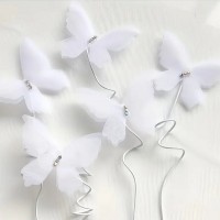 Papillons blancs sur tige