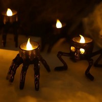 Lampe Crâne à Pattes et Main de squelette