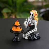 Miss Skeleton et son gâteau