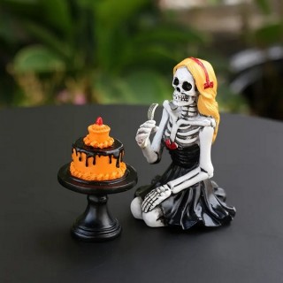 Miss Skeleton et son gâteau Miss Skeleton et son gâteau