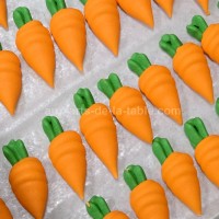 Petites carottes en glace royale