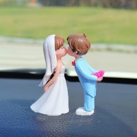 Figurine Le baiser du couple de mari&eacute;s 