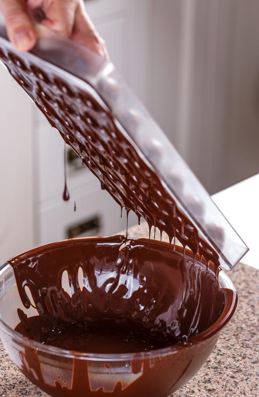 Mouler du chocolat. Comment faire des chocolats garnis