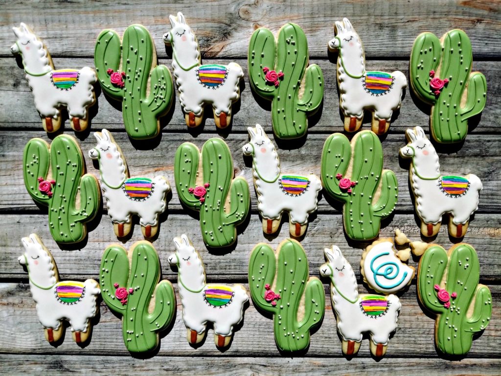 Biscuits décorés en forme de cactus et lamas