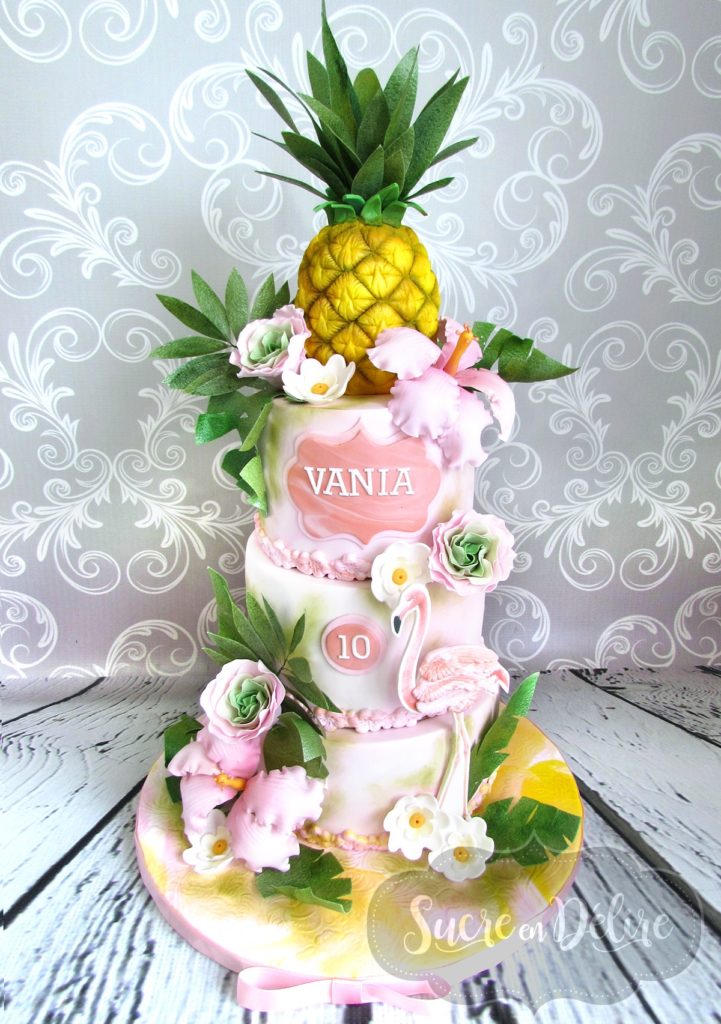 Gâteau d'été avec ananas et flamant rose
