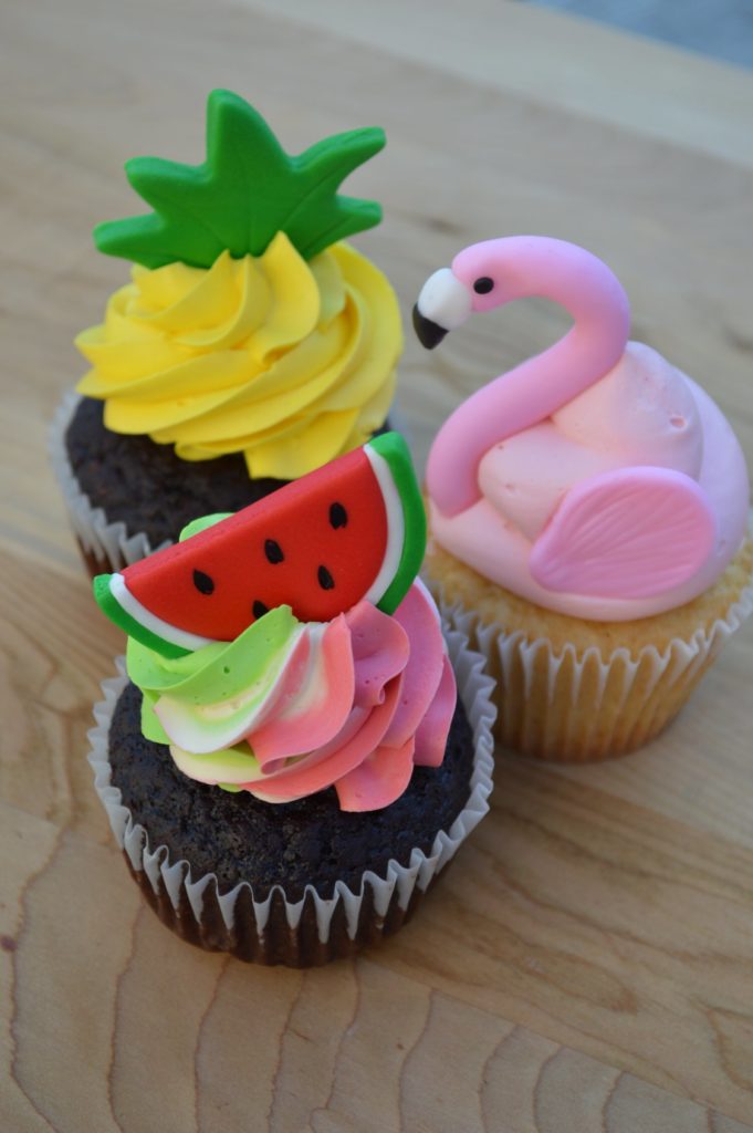 Cupcakes d'été avec flamant rose et ananas