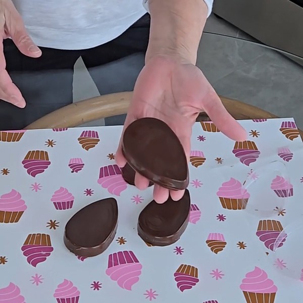 Palette de chocolat oeuf réalisé avec un calage à cuillère goutte à $1.95