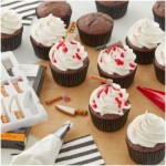 Cupcakes Halloween avec sang comestible et hache en sucre